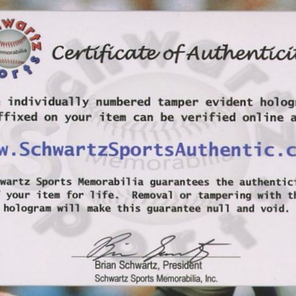 Thomas "Hitman"Hearns Signed Everlast Boxing Glove - Picture 3 of 3